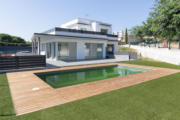 Foto 2 de Casa nova en venda a calle Del Pedró de 4 habitacions amb piscina i jardí