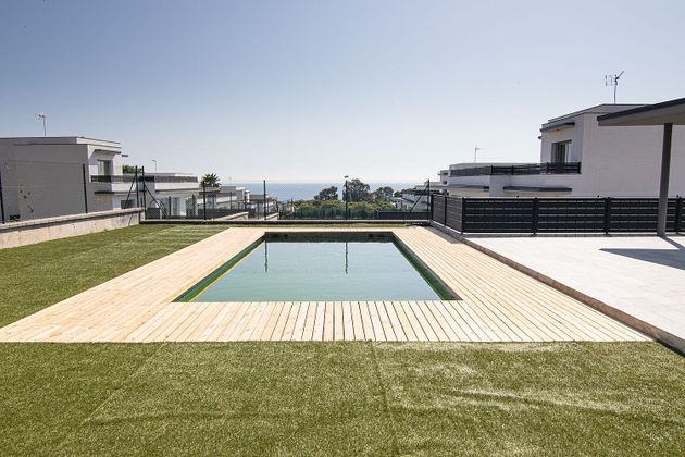 Foto 1 de Casa nova en venda a calle Del Pedró de 4 habitacions amb piscina i jardí