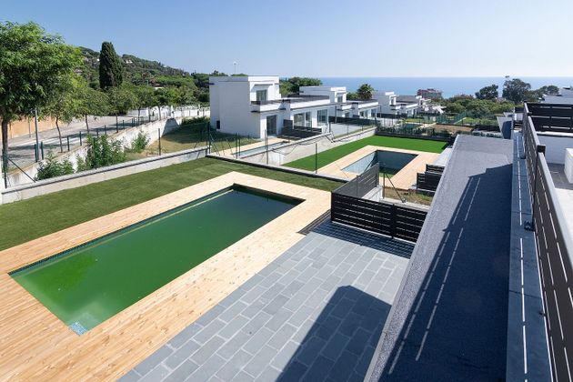 Foto 1 de Casa nova en venda a calle Del Pedró de 4 habitacions amb piscina i jardí