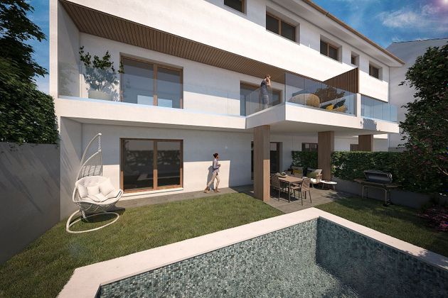 Foto 1 de Casa nova en venda a calle Aveiro de 3 habitacions amb jardí