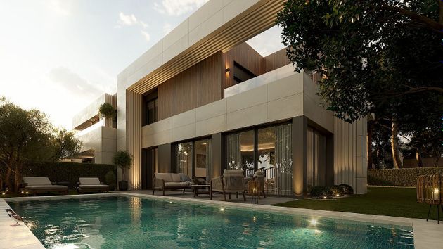 Foto 1 de Casa nova en venda a calle Isla de Creta de 6 habitacions amb piscina i jardí
