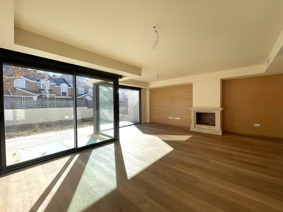 Foto 1 de Venta de casa nueva en calle Del Delta del Ebro de 6 habitaciones con piscina y jardín
