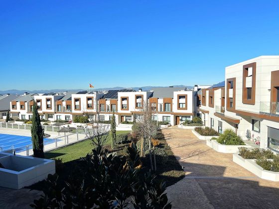 Foto 1 de Casa nova en venda a calle Del Delta del Ebro de 5 habitacions amb piscina i jardí