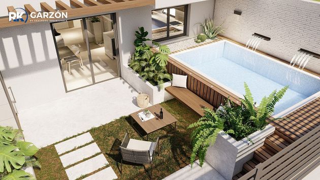 Foto 1 de Casa nueva en venta en calle Moreros de 4 habitaciones con piscina y jardín