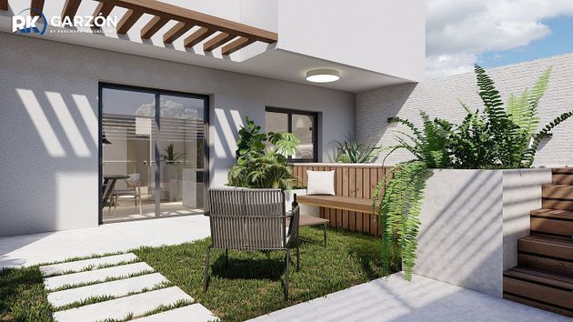 Foto 1 de Casa nova en venda a calle Moreros de 4 habitacions amb piscina i jardí