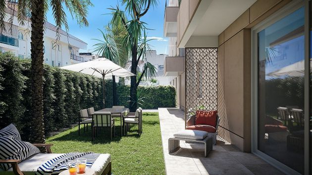 Foto 1 de Pis nou en venda a calle Valdepeñas de 2 habitacions amb piscina i jardí