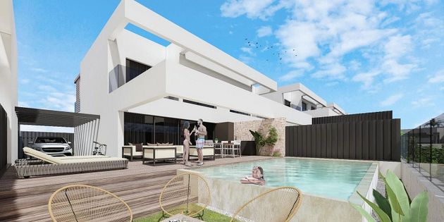 Foto 1 de Casa nova en venda a calle Marbella de 4 habitacions amb jardí i aire acondicionat