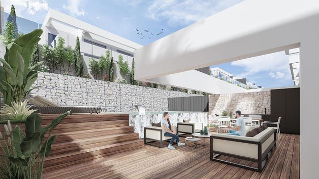 Foto 2 de Venta de casa nueva en calle Marbella de 4 habitaciones con jardín y aire acondicionado