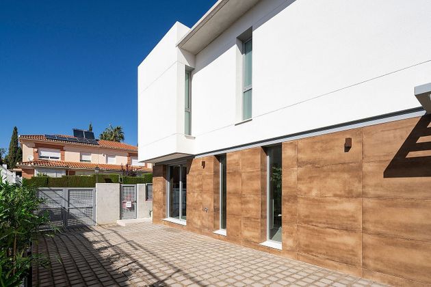 Foto 2 de Casa nova en venda a calle Mar Mediterráneo Esq Levante de 3 habitacions amb piscina i jardí