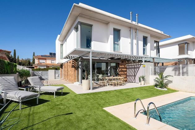 Foto 1 de Casa nova en venda a calle Mar Mediterráneo Esq Levante de 4 habitacions amb piscina i jardí