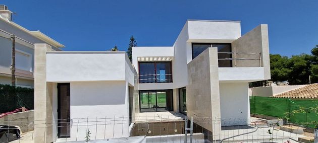 Foto 1 de Casa nova en venda a calle Saucos de 4 habitacions amb piscina i jardí