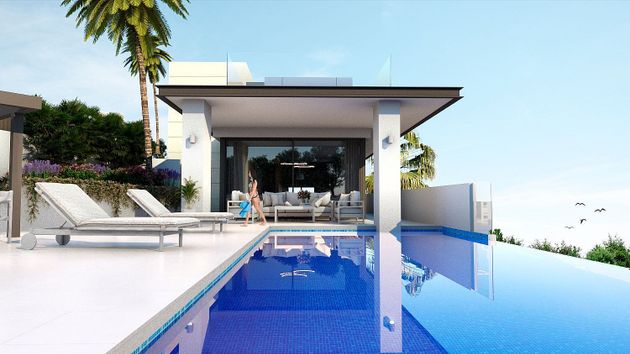 Foto 1 de Venta de casa nueva en urbanización Golf Río Real de 5 habitaciones con piscina y jardín