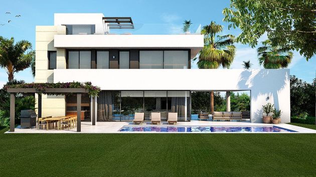 Foto 2 de Venta de casa nueva en urbanización Golf Río Real de 5 habitaciones con piscina y jardín