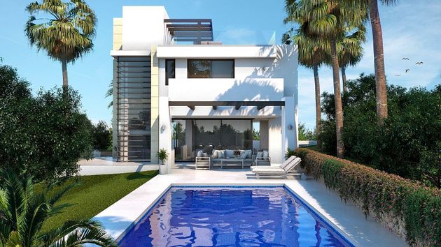 Foto 1 de Venta de casa nueva en urbanización Golf Río Real de 5 habitaciones con piscina y jardín