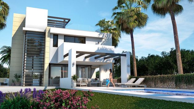 Foto 2 de Venta de casa nueva en urbanización Golf Río Real de 5 habitaciones con piscina y jardín
