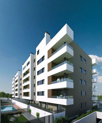 Foto 2 de Pis nou en venda a calle Elvas de 4 habitacions amb piscina i ascensor