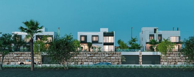 Foto 1 de Casa nova en venda a calle Pintor Virgilio Galán de 4 habitacions amb piscina i jardí