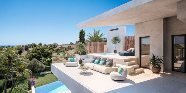 Foto 1 de Casa nova en venda a calle Fuengirola de 4 habitacions amb piscina i jardí