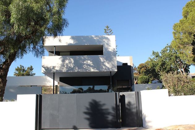 Foto 2 de Venta de casa nueva en calle Santa Bárbara de 5 habitaciones con piscina y jardín