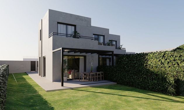 Foto 1 de Casa nova en venda a calle Moscatel de 3 habitacions amb jardí i aire acondicionat