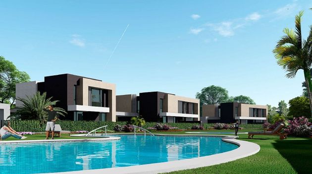 Foto 2 de Casa nova en venda a calle Sauces & Tilos de 4 habitacions amb piscina i jardí