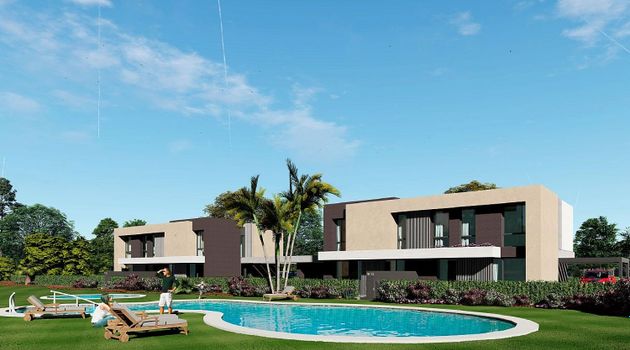 Foto 2 de Casa nueva en venta en calle Sauces & Tilos de 4 habitaciones con piscina y jardín