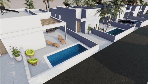 Foto 1 de Casa nueva en venta en calle Hortensia de 3 habitaciones con piscina y jardín