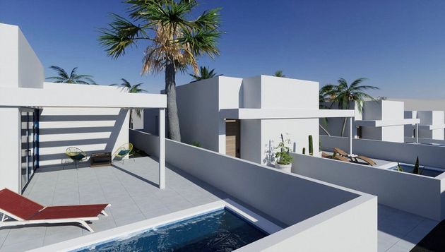 Foto 2 de Casa nueva en venta en calle Hortensia de 3 habitaciones con piscina y jardín