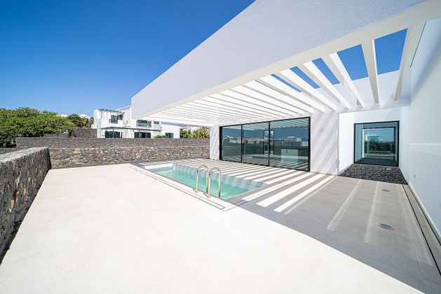 Foto 1 de Casa nova en venda a calle Barranco de Las Truchas de 4 habitacions amb piscina i jardí