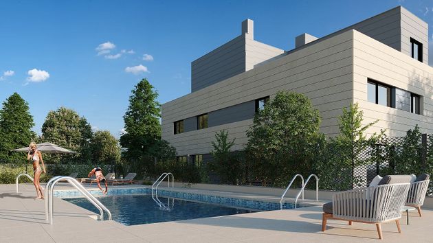 Foto 2 de Pis nou en venda a calle Rafael de la Hoz de 6 habitacions amb piscina i jardí
