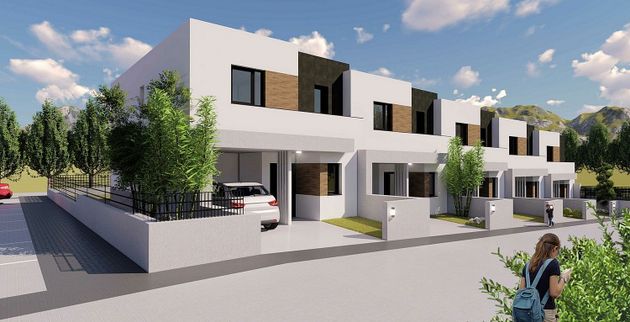 Foto 2 de Casa nova en venda a calle Voz Al Rey de 3 habitacions amb jardí