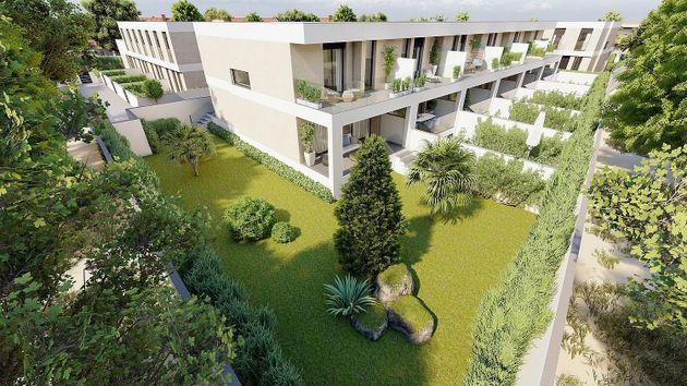 Foto 1 de Casa nova en venda a calle Adelfas de 3 habitacions amb piscina i jardí