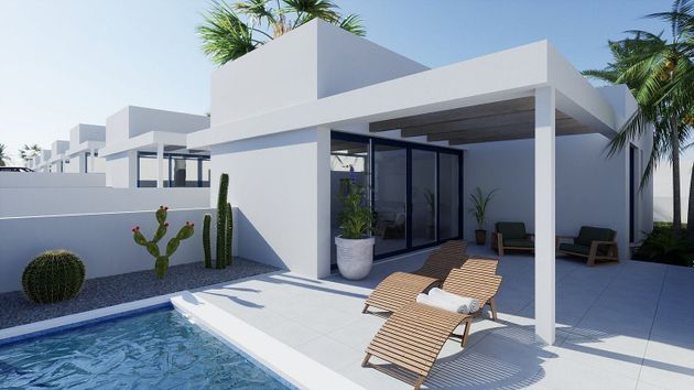 Foto 1 de Casa nova en venda a calle Hortensia de 3 habitacions amb piscina i jardí