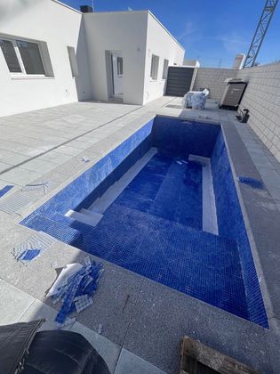 Foto 1 de Casa nueva en venta en calle Isabel Allende de 4 habitaciones con piscina y jardín