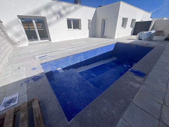 Foto 1 de Casa nueva en venta en calle Isabel Allende de 4 habitaciones con piscina y jardín