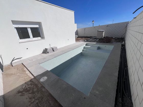 Foto 2 de Casa nova en venda a calle Isabel Allende de 4 habitacions amb piscina i jardí