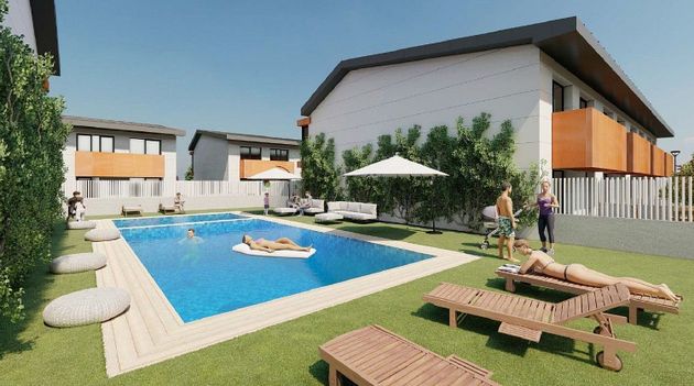 Foto 2 de Casa nueva en venta en calle Rio Jubera de 4 habitaciones con piscina y jardín