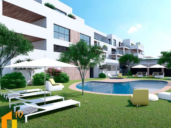 Foto 1 de Pis nou en venda a calle Fuenteovejuna de 3 habitacions amb piscina i jardí