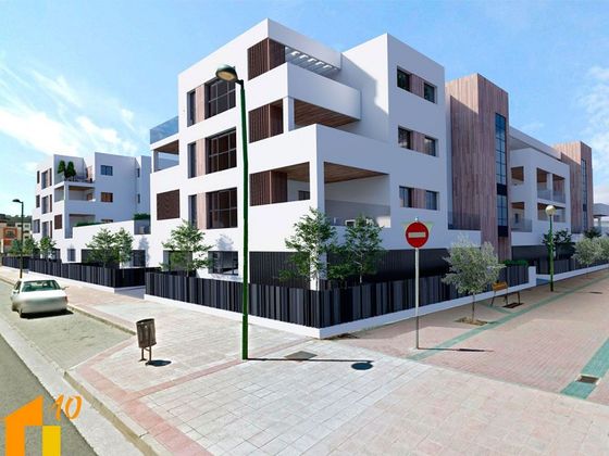Foto 2 de Pis nou en venda a calle Fuenteovejuna de 4 habitacions amb piscina i jardí