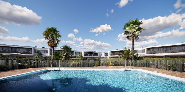 Foto 1 de Casa nova en venda a calle Santiago Gracia Royo Angular a Alberto Antonio Mustienes Luesma de 4 habitacions amb piscina i jardí