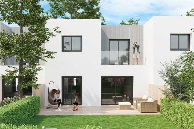Foto 2 de Venta de casa nueva en calle Santa Isabel de Aragón de 4 habitaciones con piscina y jardín