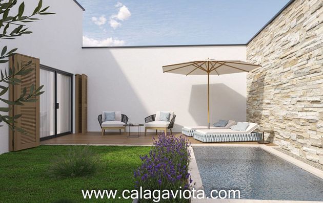 Foto 2 de Casa nova en venda a calle Marina de 3 habitacions amb piscina i aire acondicionat