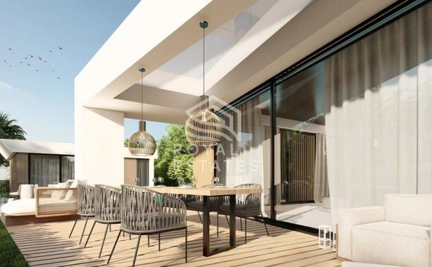 Foto 2 de Casa nova en venda a calle Milà de 4 habitacions amb piscina i jardí