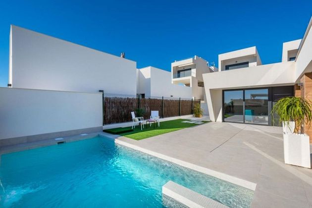 Foto 1 de Casa nova en venda a calle Taray de 3 habitacions amb piscina i jardí