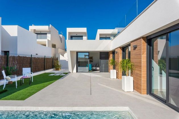 Foto 2 de Casa nova en venda a calle Taray de 3 habitacions amb piscina i jardí