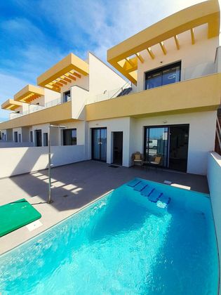 Foto 1 de Casa nova en venda a calle Pio Baroja de 3 habitacions amb piscina i jardí
