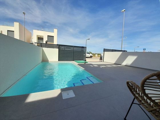 Foto 2 de Casa nova en venda a calle Pio Baroja de 3 habitacions amb piscina i jardí