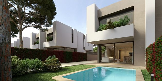 Foto 2 de Venta de casa nueva en calle Osona de 4 habitaciones con piscina y jardín