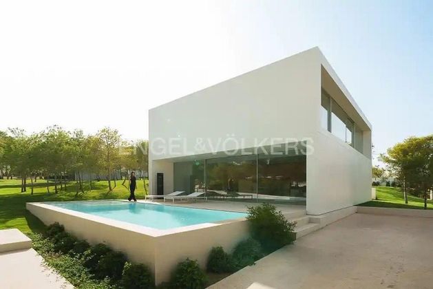 Foto 1 de Casa nueva en venta en Campolivar de 4 habitaciones con piscina y jardín