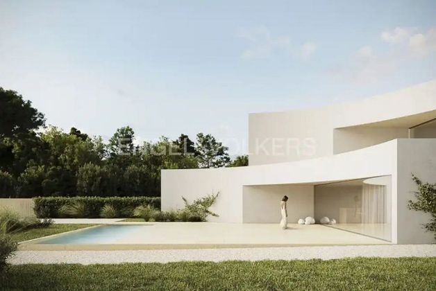 Foto 2 de Casa nova en venda a Los Monasterios-Alfinach de 4 habitacions amb piscina i jardí